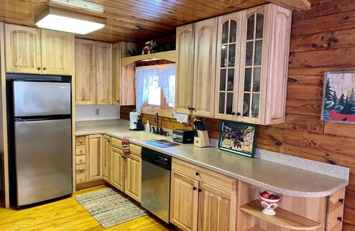 Farmington Cabin | LazyBearLodge~Cozy Lodge with HOT TUB & Pool Table