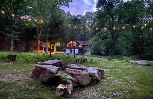 Farmington Cabin | LazyBearLodge~Cozy Lodge with HOT TUB & Pool Table
