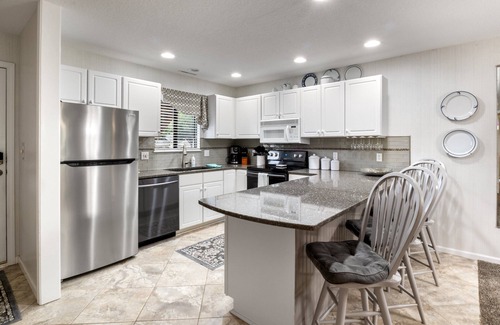 Osage Beach Condo | LazyDays Pet-Friendly Condo w/Pool & Slip at 3M