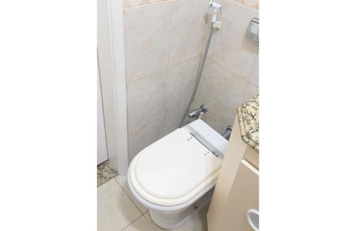Leblon Apartment | LB206 - Quarto e sala reformado e silencioso no Leblon
