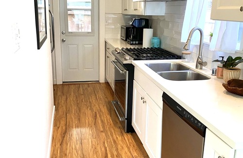 Eastside House | LBC Paradise bungalow w/AC -5 min from beach Dog friendly! 🐶