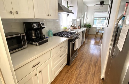 Eastside House | LBC Paradise bungalow w/AC -5 min from beach Dog friendly! 🐶