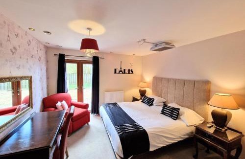 Kelty Ski Chalet | Lbtie Lodge with Two Private Hot Tubs - Fife - Loch Leven - Lomond Hills