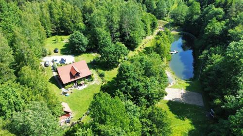 Lubenia Ski Chalet | Leśniczówka domek sauna jeziorko w lesie na wyłączność