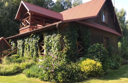 Lubenia Ski Chalet | Leśniczówka domek sauna jeziorko w lesie na wyłączność