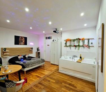 Quartier des Eaux-Claires Apartment | Le 2005 Double BALNEO, Lit QUEEN SIZE, soirée romantique