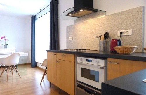 Hallennes-lez-Haubourdin Apartment | "le 99B" modern, bright apartment, Queen size bed and connected TV