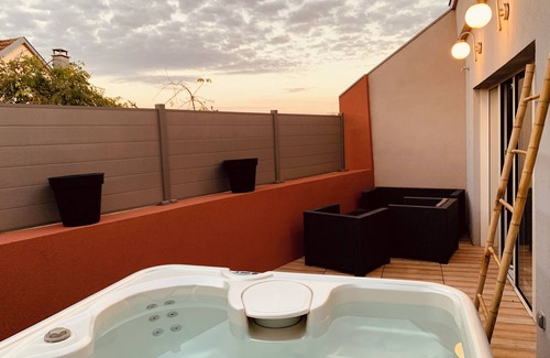Flacey House | Le B house with jacuzzi