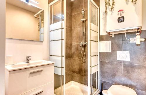 Bussiere - Cadiere Apartment | Le Basalte - Confortable studio avec parking privé