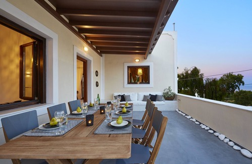 Messaria House | Le Blanc Suite Santorini Luxury and Family Friendly