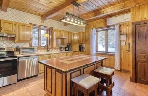 St-Adolphe-d'Howard House | Le Bûcheron: Rustic Chalet + Private Spa & Lake
