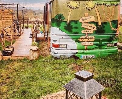 Vouzan Cabin | Le Busido, ancien bus de la ville d'Angoulême, aménagé en Chambre d'hôtes