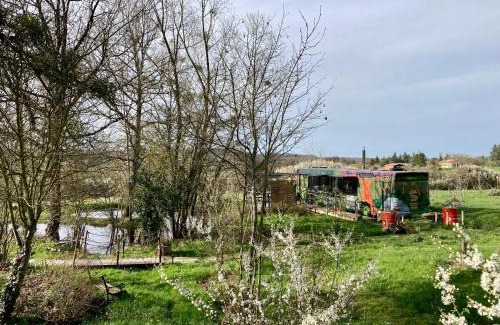 Vouzan Cabin | Le Busido, ancien bus de la ville d'Angoulême, aménagé en Chambre d'hôtes