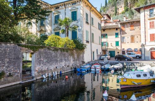 Toscolano Maderno Apartment | Le Camerine Apartment Water Front