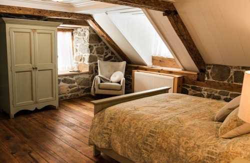 Saint-Roch-des-Aulnaies House | Le Canadien - room (2) with private bathroom Enr. 304001