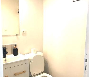 Quartier de France Apartment | LE CASTEL LILY - Calme - Face aux Parcs - Immeuble de caractère