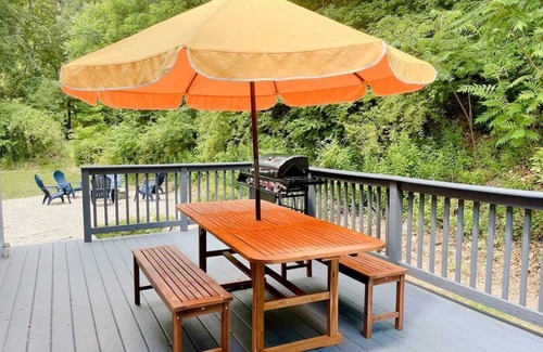 Stroudsburg Ski Chalet | Le Chalet Blue near Camelback, Poconos, 6Bed, Sleeps 10, Pool