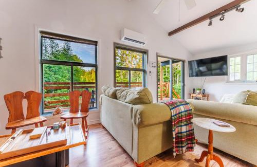St-Adolphe-d'Howard Ski Chalet | Le Chalet Blanc, bord de lac & spa