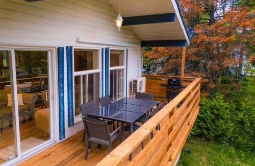St-Adolphe-d'Howard Ski Chalet | Le Chalet Blanc, bord de lac & spa