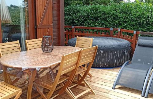 Plantades Ski Chalet | Le Chalet du lac avec spa et piscine privés pour le printemps et l'été et poêle à bois réconfortant en hiver