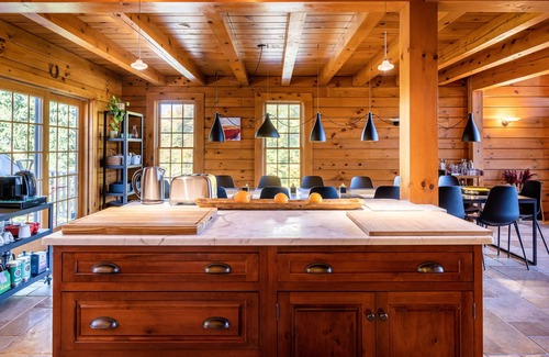 Jewett Ski Chalet | Le Chalet: Modern Design, Mountain views, Chef's Kitchen, Sauna & Hot Tub