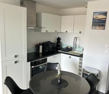 Sainte-Cecile-Plage Apartment | Le Channel