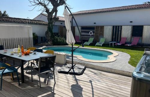 La Flotte Villa | Le Clos des Figuiers villa pool and jacuzzi