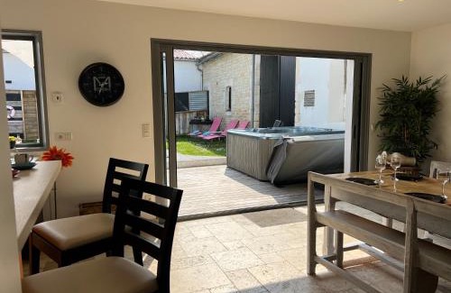 La Flotte Villa | Le Clos des Figuiers villa pool and jacuzzi
