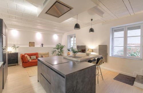 Grande Cote - Annonciade Apartment | Le Cocon du Papillon Bleu I 2 suites parentales avec terrasse en plein coeur de Lyon I Parking inclus