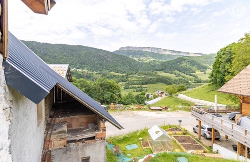 Entremont-le-Vieux House | LÈ COMBES - ENTREMONT LE VIEUX