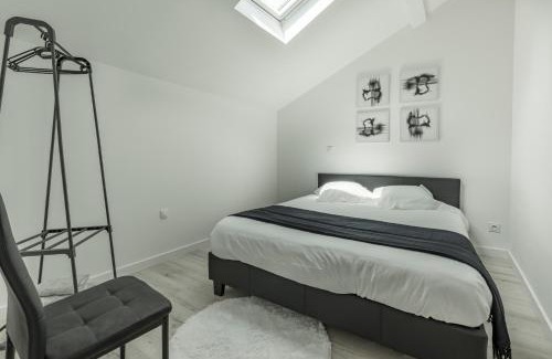 Castelsarrasin Apartment | LE DALLAS - 1 chambre, 1 canapé-lit, 1er étage, parking, 10min Canal du Midi