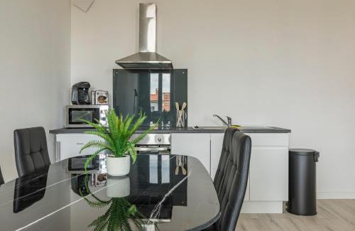 Castelsarrasin Apartment | LE DALLAS - 1 chambre, 1 canapé-lit, 1er étage, parking, 10min Canal du Midi