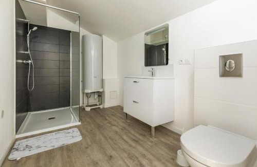 Castelsarrasin Apartment | LE DALLAS - 1 chambre, 1 canapé-lit, 1er étage, parking, 10min Canal du Midi