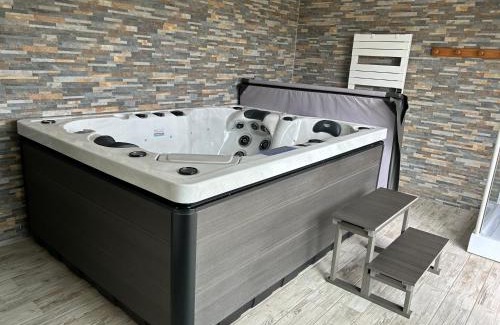 Saint-Laurent-d'Olt House | Le domaine du Bez la grange piscine,sauna,hammam,spa en aubrac