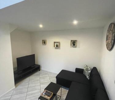 Paroy-sur-Tholon Apartment | Le Familiale climatisé & Wi-fi