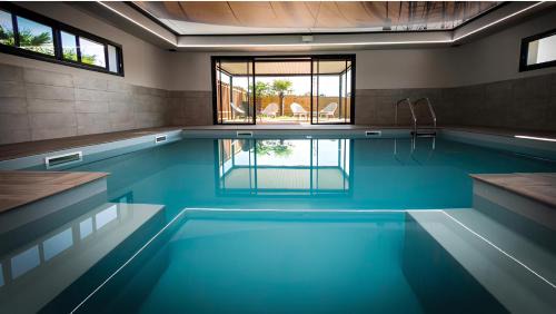 Sainte-Foy Ski Chalet | LE FAMYLISSE Septembre au calme - Plage, Serenite et Soleil doux - Piscines Sauna Salle Fitness Bibliothèque Restaurant - 10min des Sables d'Olonne