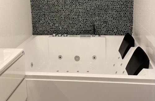 Sens Apartment | Le Gîte de Lancelot avec balnéo City Center