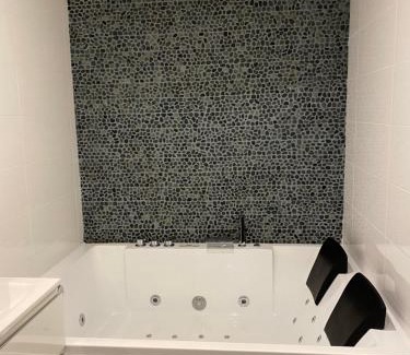 Sens Apartment | Le Gîte de Lancelot avec balnéo City Center