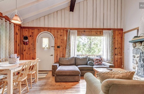 Val David Cabin | Le Genève: joli cottage d'époque dans le Village Suisse, au cœur de Val-David