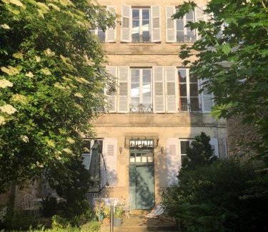 Saint-Leonard-de-Noblat Bed & Breakfast | Le Jardin des Lys