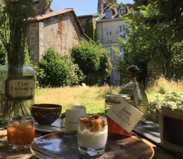 Saint-Leonard-de-Noblat Bed & Breakfast | Le Jardin des Lys