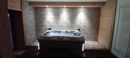 Bonlieu House | Le Jura en toutes saisons Piscine, SPA, location VTT, balades 2cv, climatisation