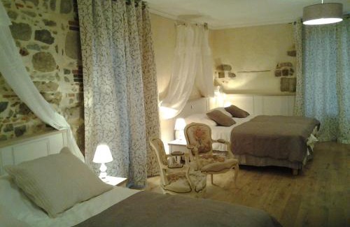 Bazoges-en-Paillers Bed & Breakfast | Le Manoir "Aux Douves"