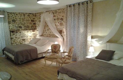 Bazoges-en-Paillers Bed & Breakfast | Le Manoir "Aux Douves"
