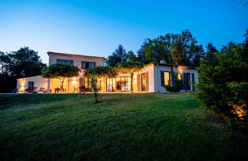Thiers Villa | Le mas du roulier, villa provençale chic, 320m2 au calme avec vue 180 sur puy de Dôme