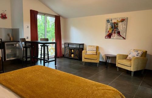 Saint Alban Auriolles Apartment | Le Mazet, studio climatisé avec accès piscine