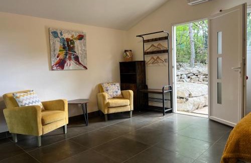 Saint Alban Auriolles Apartment | Le Mazet, studio climatisé avec accès piscine