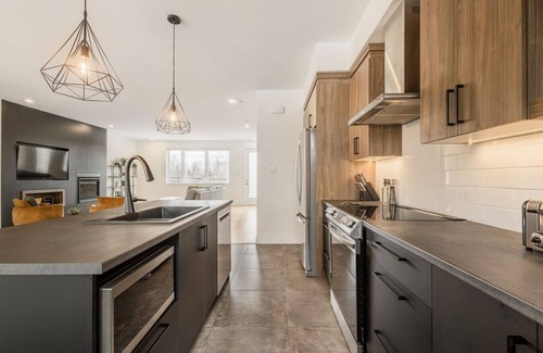 Magog Condo | Le Memph: 3 bedrooms pool hot tub lac Memphrémagog