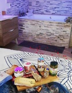 Le Cendre Apartment | Le Menhir Jacuzzi Lit 200x200