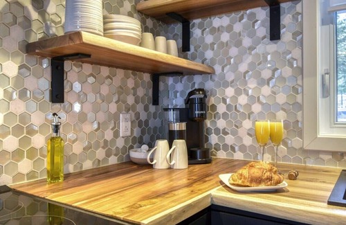 Sainte-Ann-des-Lacs Ski Chalet | Le Mini Chalet - Compact & Cozy Spa